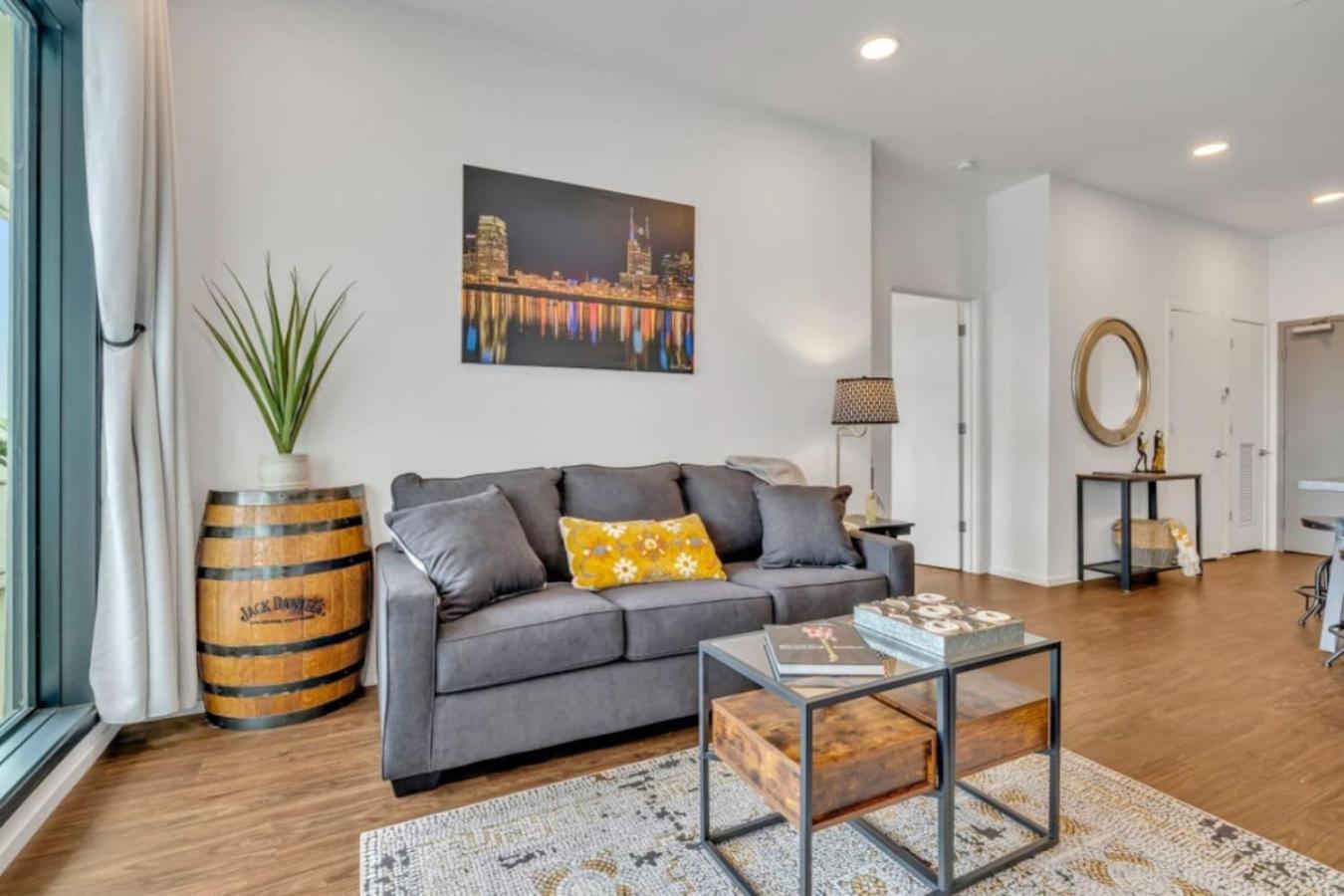 City Escape Perfect For Couples Apartment Нашвил Екстериор снимка